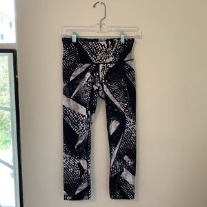 Lululemon Crop Leggings Black and White Pattern Size 2